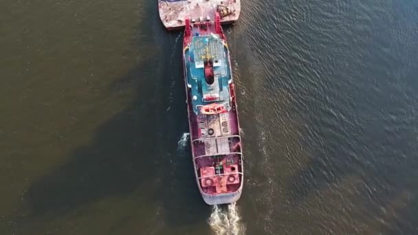 Navire cargo sur la rivière vue de la hauteur du quadcopter