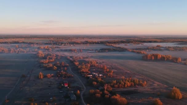 Vista Aérea Volando Sobre Pueblo Ruso Una Mañana Otoño Niebla — Vídeos de Stock