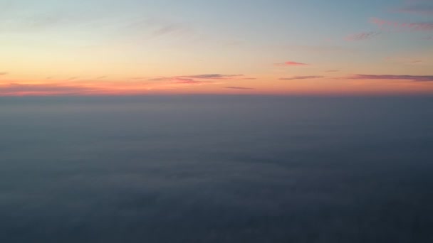 Vue aérienne : matin aube au-dessus des nuages, timelapse les nuages flottent rapidement.