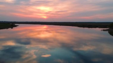Gün batımında nehrin üzerinde uçmak, nehrin üzerinde uçan martılar ve iki yüzmek .