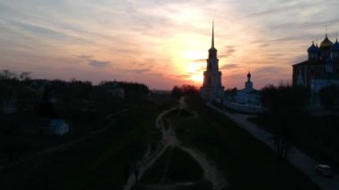 Ryazan Kremlin, günbatımının arka planında bir yükseklikten.