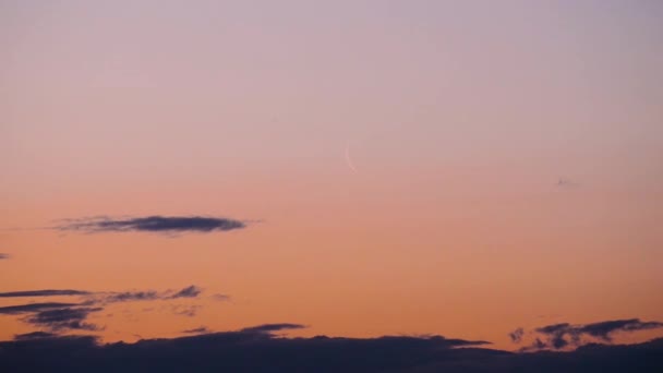 新月在晨曦中在云中升起 粉红的天空随着时间消逝 — 图库视频影像