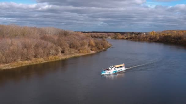 Vista Aérea Barco Turístico Navega Río Oka Cerca Ryazan Otoño — Vídeos de Stock