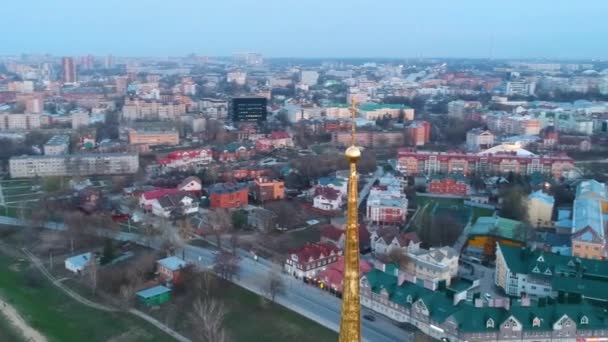Flyger Runt Kupolen Med Korset Den Ortodoxa Kyrkan Bakgrunden Solnedgången — Stockvideo