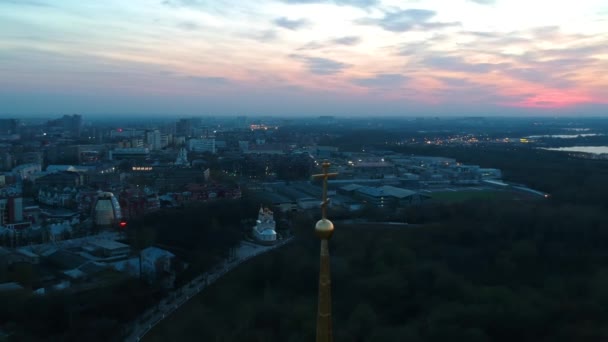 Latanie Wokół Kopuły Krzyżem Cerkwi Tle Zachodu Słońca — Wideo stockowe