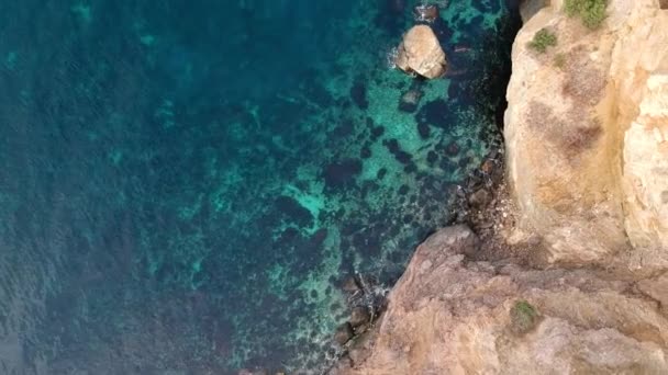View Bird Eye View Steep Coast Crystal Clear Turquoise Sea — стоковое видео