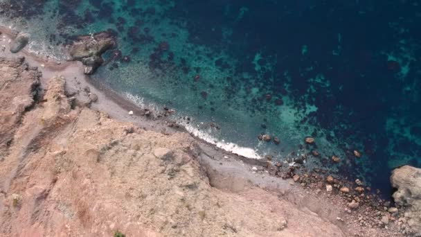 Bird Eye View Steep Coast Transparent Turquoise Sea Rocky Beach — стоковое видео