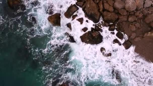 Golven Breken Rotsen Uitzicht Vanaf Hoogte Enorme Sneeuw Witte Golven — Stockvideo