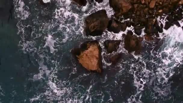 Les Vagues Brisent Sur Les Rochers Vue Hauteur Énormes Vagues — Video