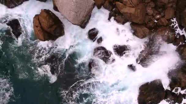 Wellen Brechen Den Felsen Blick Aus Der Höhe Riesige Schneeweiße — Stockvideo