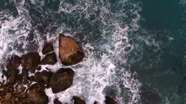 Dalgalar Kayaların Üzerinden Yüksekten Görünüyor Büyük Kar Beyazı Dalgalar — Stok video