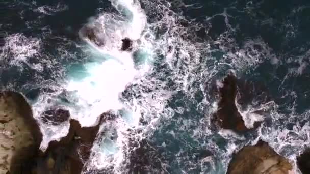 Las Olas Rompen Las Rocas Vista Desde Altura Enormes Olas — Vídeo de stock