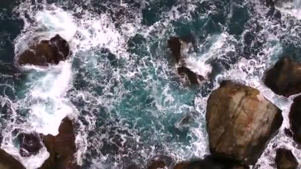 Хвилі Розбиваються Скелях Висоти Величезні Білосніжні Хвилі — стокове відео