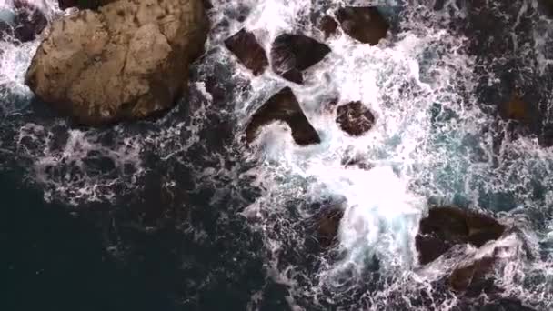 Dalgalar Kayaların Üzerinden Yüksekten Görünüyor Büyük Kar Beyazı Dalgalar — Stok video