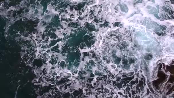 Les Vagues Brisent Sur Les Rochers Vue Hauteur Énormes Vagues — Video