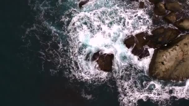 Las Olas Rompen Las Rocas Vista Desde Altura Enormes Olas — Vídeo de stock