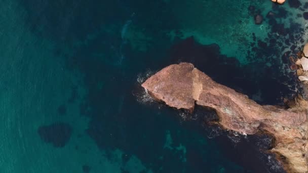 View Bird Eye View Steep Coast Crystal Clear Turquoise Sea — стоковое видео