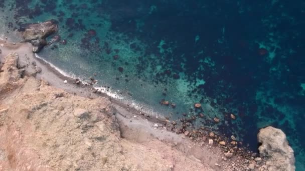 Bird Eye View Steep Coast Transparent Turquoise Sea Rocky Beach — стоковое видео