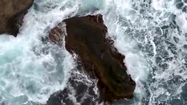 海浪从高高的岩石上破浪而出 形成巨大的雪白的海浪 — 图库视频影像