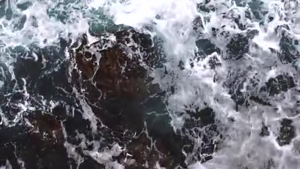 Wellen Brechen Den Felsen Blick Aus Der Höhe Riesige Schneeweiße — Stockvideo