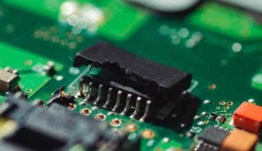 Kırık bir dizüstü bilgisayarın makro fotoğrafı. Yakın plan.