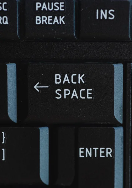 Klavyeye BACKSpace tuşlarını girin ve girin