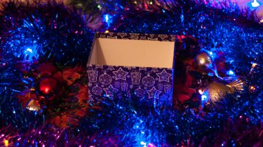 Boş Noel Kutusu Işıltılı ışıkların arasında..