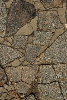 Kaotik granit taşların kaldırımları farklı renklerde ve çatlaklarla dolu.