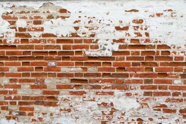 Eski tuğla duvarın dokusu soyulmuş boyayla beyaza boyanmış.
