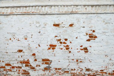 Eski tuğla duvarın dokusu soyulmuş boyayla beyaza boyanmış.