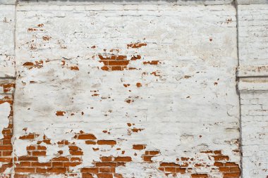 Eski tuğla duvarın dokusu soyulmuş boyayla beyaza boyanmış.