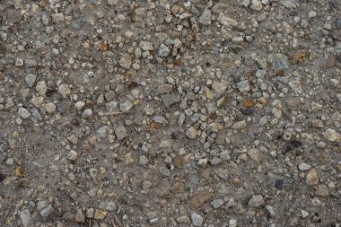 Yerde çakıl dokusu var.