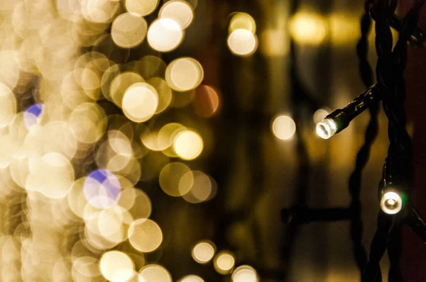 Noel Çelenkleri Arka Plandaki Karanlık Bokeh Parlıyor — Stok fotoğraf