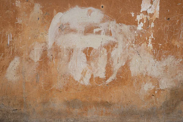 古い剥離コンクリート壁の質感がオレンジを塗装 — ストック写真