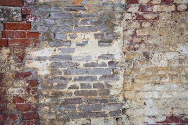Kabuğu soyulmuş beyaz boyalı kırmızı tuğla dokusu