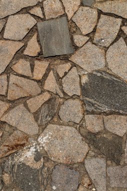 Kaotik granit taşların kaldırımları farklı renklerde ve çatlaklarla dolu.