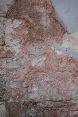 Eski bir kırmızı tuğla duvarın makro dokusu ve hatta çökmüş alçının ayrışması.