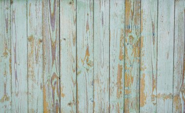 Eski, pejmürde, yeşil boyalı eski bir çit.