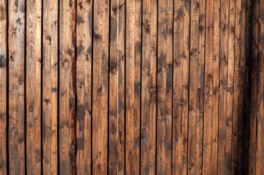 Yeni ahşap çitler verniklenmiş.