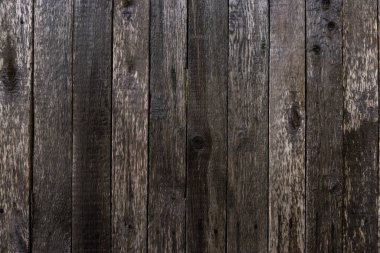 Tahtadan yapılmamış eski bir duvarın dokusu. Tahtada bir sürü düğüm var.