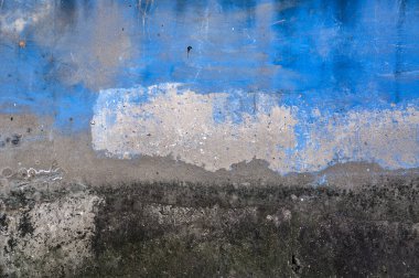 Binanın dokusunda mavi deniz tarağı boyası var.