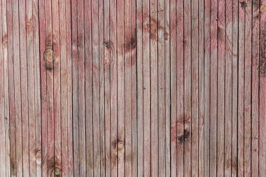 Ahşap duvarın dokusu soyulmuş boyayla kırmızıdır.