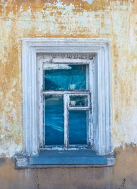 Taş evdeki eski pencere.