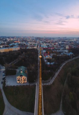Gün batımında kuş bakışı görüntüden Ryazan Kremlin. Yükseklerden altın haçlı bir tapınak.