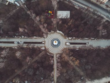 Gün batımında kuş bakışı görüntüden Ryazan Kremlin. Yükseklerden altın haçlı bir tapınak.