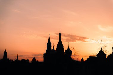 Moskova Kremlin 'in gün batımında siluetleri, Zaryadye Park manzarası