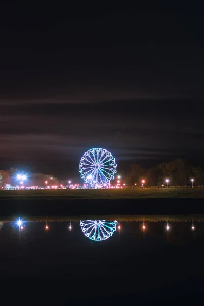 Reflexão Roda Gigante Água Uma Noite Primavera Pérola Oka Perto — Fotografia de Stock