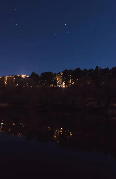 月明かりの下での川の星空による森 — ストック写真