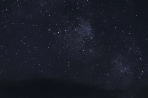 夜空に雲が浮かぶ星空 — ストック写真