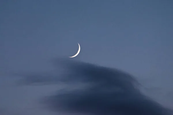 Luna Nueva Entre Las Nubes — Foto de Stock